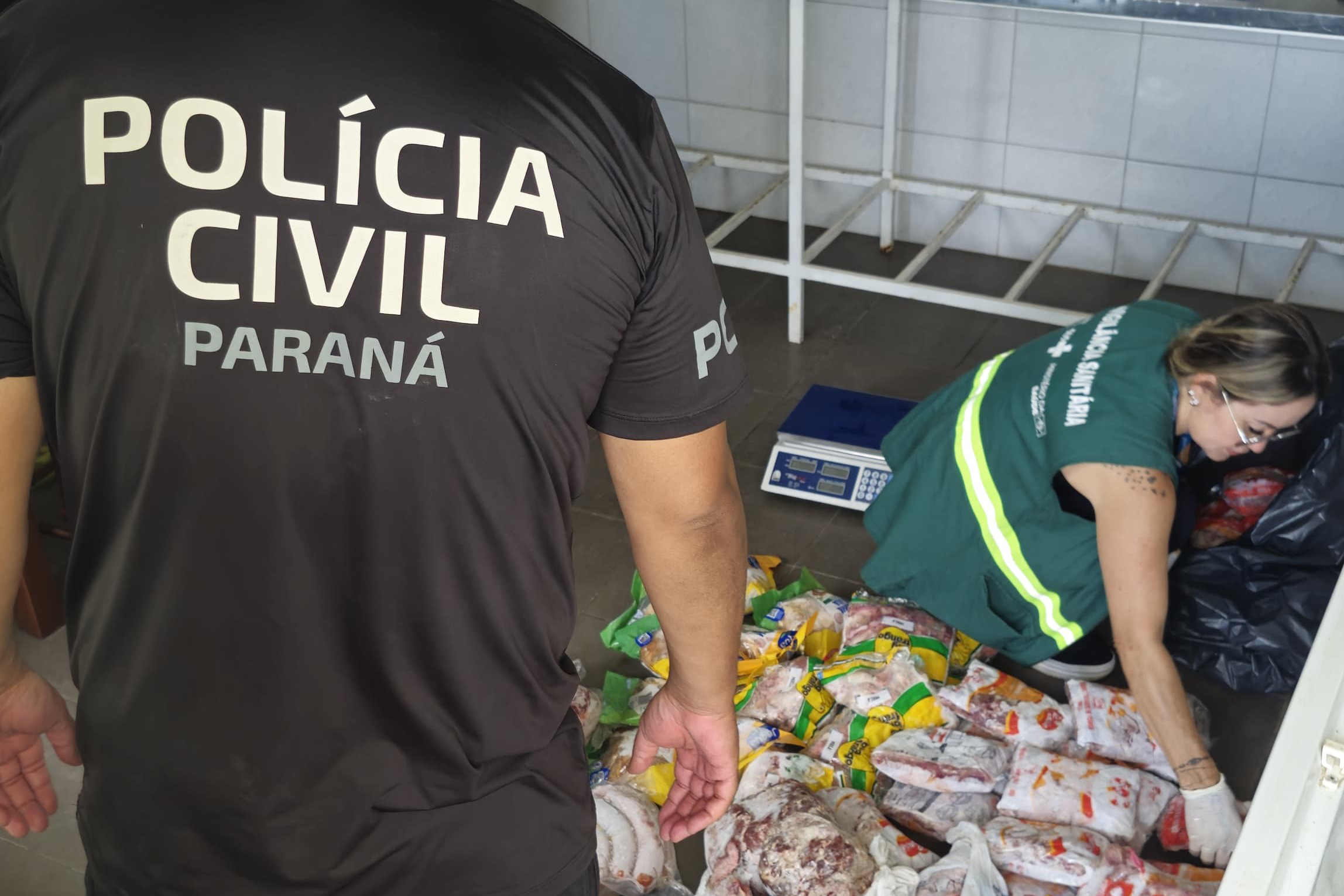 PCPR e Vigilância Sanitária apreendem 161 quilos de carne e prendem responsável.