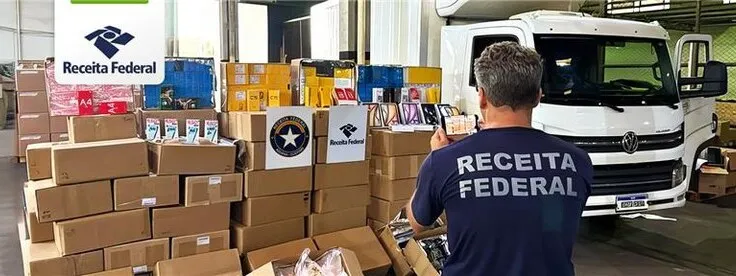 Receita Federal apreende carga de eletrônicos e camarões